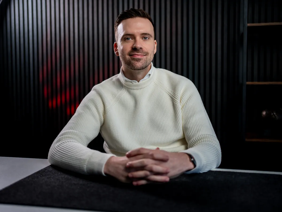 Tobias Zitzmann am Schreibtisch im Studio