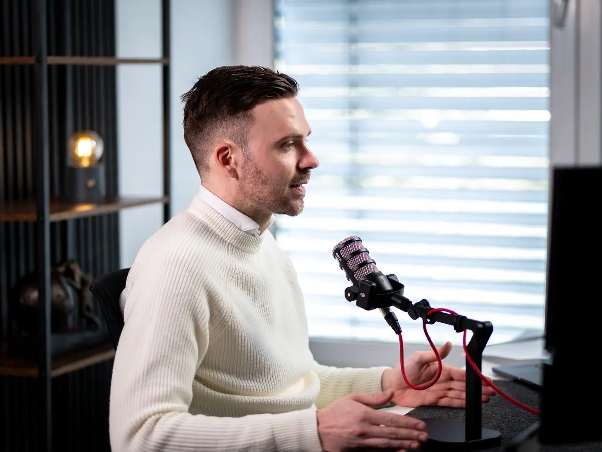 Tobias Zitzmann im Gespräch am Mikrofon
